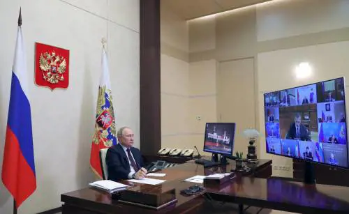 "Sanzioni occidentali un autogol". Putin scaccia lo spettro del default