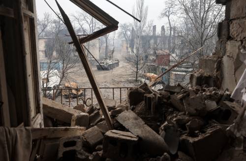 Razzi sui villaggi russi: accuse tra Mosca e Kiev Il dramma di Mariupol