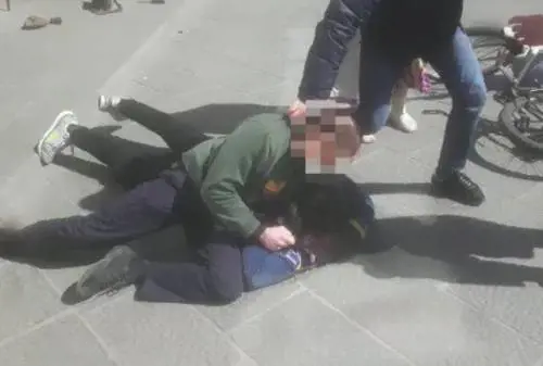 Un video inchioda il senegalese: cosa ha fatto agli agenti