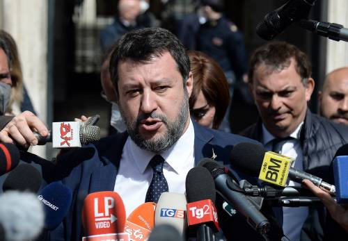 Il dilemma di Salvini: "Troppe armi a Kiev". E i grillini alzano il tiro