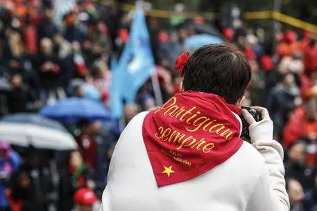 Romano di Lombardia, i manifestanti sfidano il divieto e cantano "Bella ciao" 