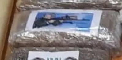 Droga, sequestrato panetto di hashish con foto Putin che abbraccia fucile