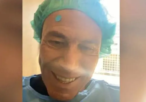 "Vedo tutto storto". Venditti operato a un occhio