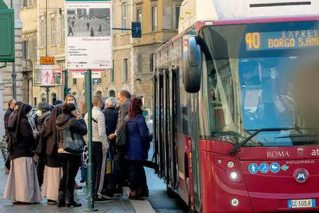 Aumenta la benzina, sempre più persone lasciano l’auto a casa