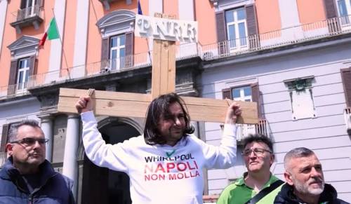 Un crocifisso in piazza con la scritta Pnrr: la singolare protesta degli ex lavoratori Whirlpool
