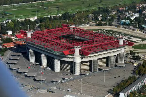 Il Meazza sparisce, Beppe fa spallucce