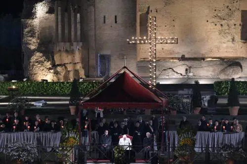 La Via Crucis, il Papa: "Dio porta gli avversari a stringersi la mano"