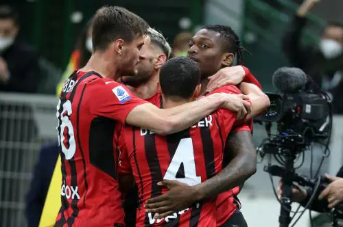 La carica dei 70mila riaccende attacco e Leao. Il presente del Diavolo resta lo scudetto