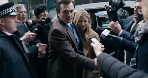 Segreti nell'alta borghesia. In streaming c’è Anatomia di uno scandalo 