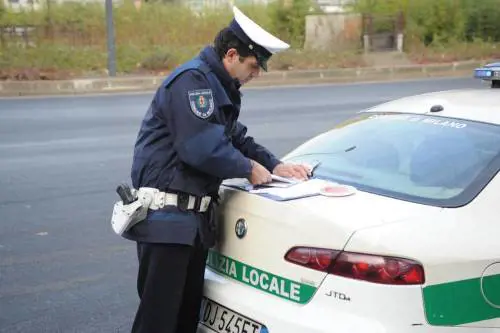 Multe record alle auto (e monopattini impuniti)