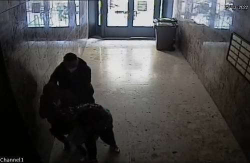 Non vuole perdere la fede del marito, 76enne aggredita dai rapinatori