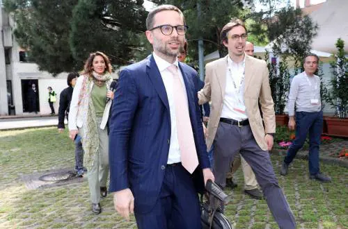 Prima firmare poi parlare. Il "Diavolo" d'Arabia  comincia con una gaffe