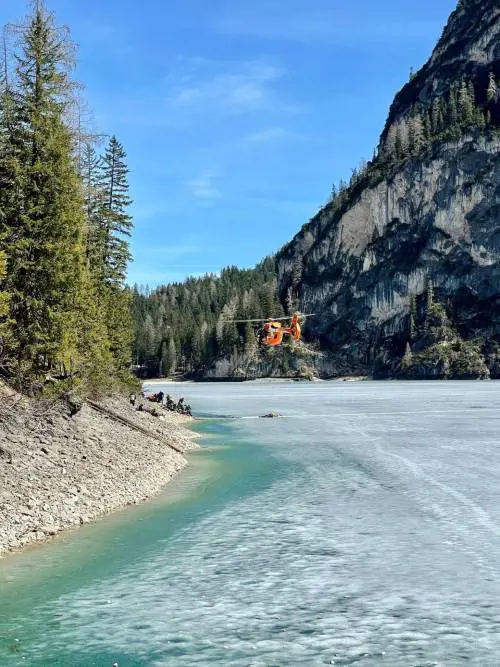 Cede il ghiaccio del Braies. Otto persone in ospedale