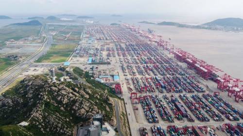 Covid, navi ferme al porto di Shanghai: rischio paralisi mondiale