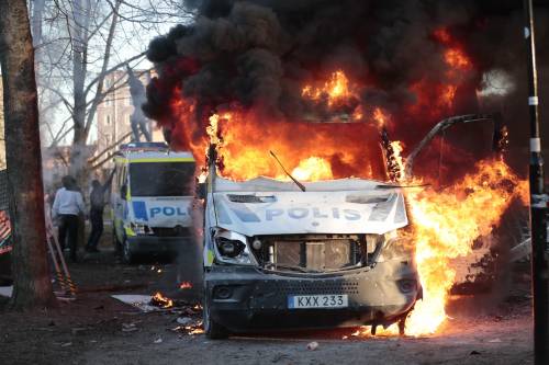 Leader di destra brucia il Corano. In Svezia violenze contro l'islam