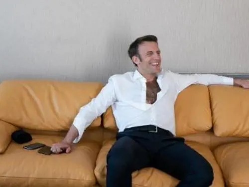 Macron (in camicia) al duello. È caccia al 25% dei francesi