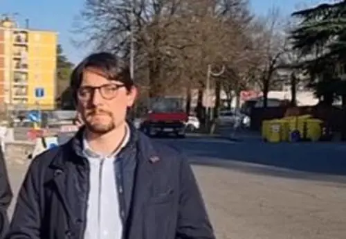 Microfono acceso e il consigliere bestemmia