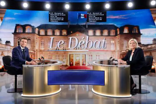 È il giorno del giudizio per Macron e Le Pen (all'ombra di Mélenchon)