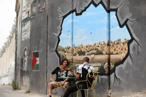 Lo squarcio nel muro per vedere il panorama