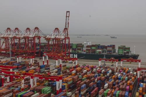 Navi bloccate e logistica globale paralizzata: cosa succede davvero a Shanghai