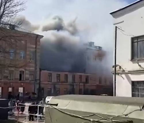 A fuoco il "palazzo dei missili". Diversi morti in Russia 