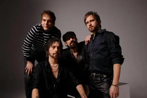 Le Vibrazioni ritornano Sarcina: "Il rock per uscire dalle follie"