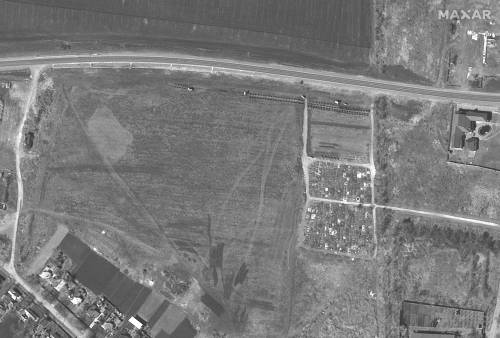 "Sepolti fino a 9mila corpi": le immagini satellitari delle fosse comuni di Mariupol 