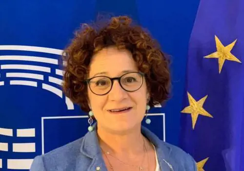 Ha tutte le dosi di vaccino, ma viene multata