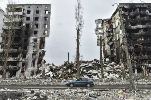 "Colpiti acquedotti e depositi": la strategia della fame per prendere Mariupol