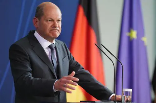 Schröder non rinnega Mosca. Spd a Scholz: "Lasci"