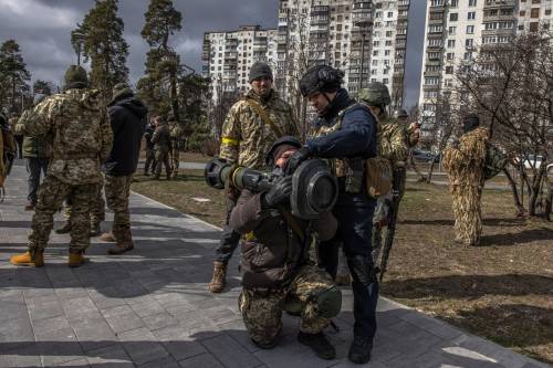 Tecniche di guerriglia e armi ad alta tecnologia. La "tattica ucraina" cambia i canoni della guerra