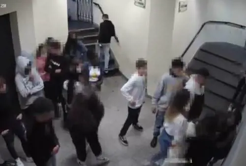 Le umiliazioni, le botte, i video sui social: così agivano le bulle