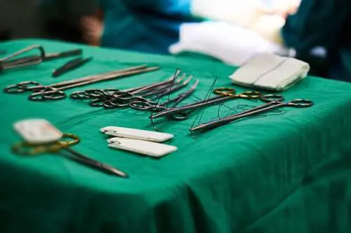 Morta dopo un trattamento estetico al seno: occhio alle sostanze vietate