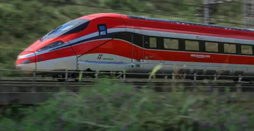 Il Frecciarossa urta palo della linea elettrica: cancellazioni e ritardi