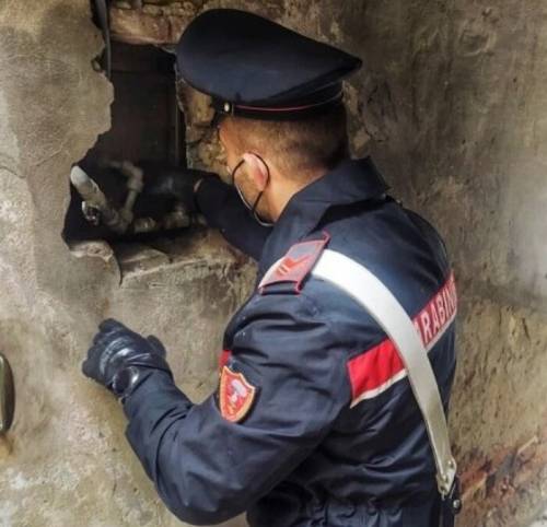 Un carabiniere mostra la feritoia ricavata dal trentaquattrenne marocchino per lo spaccio