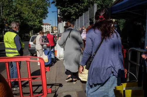 "Schiacciati dalle sanzioni": la foto fake russa sugli italiani in coda per il pane