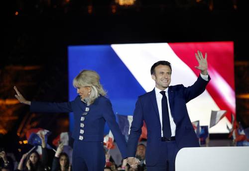 Macron fa il bis ma è boom di astenuti. "Dovremo rispondere alla rabbia del Paese". L'inno alla Gioia per celebrare l'Europa