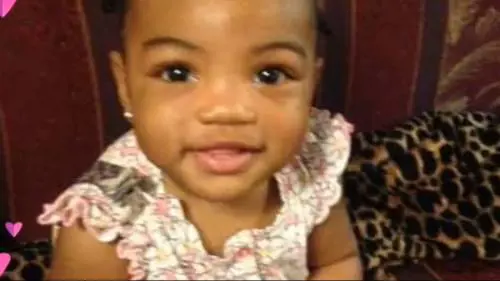 Costringe la nipotina a bere una bottiglia di whisky. La piccola muore intossicata