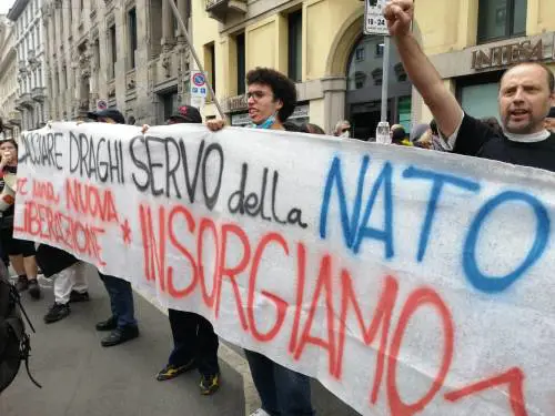 "Servi della Nato". L'odio della piazza contro Letta e il Pd