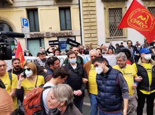 "I servi della Nato fuori dal corteo". Slogan e striscioni contro il Pd