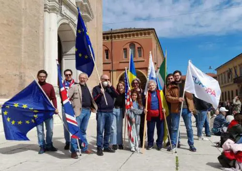 "Via la bandiera". L'aggressione choc pure a una bambina