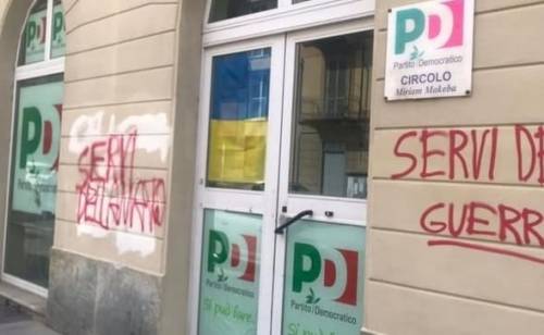 Bandiere a fuoco, vernice rossa e insulti: Pd e Nato contestati a Torino