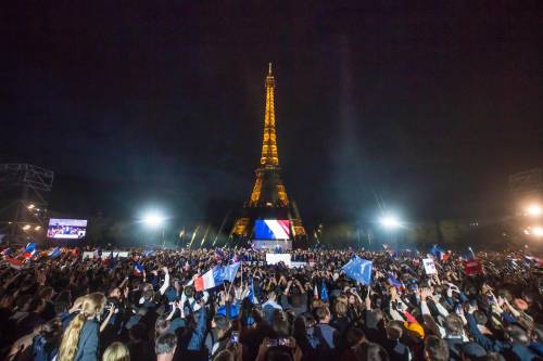 La Tour Eiffel, il corteo e l’Inno alla Gioia: cosa rivelano i simboli di Macron