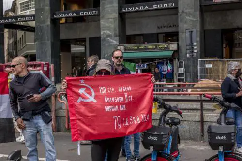 Non ci liberiamo dei cretini rossi