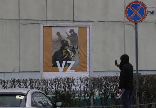 A fuoco deposito di greggio. Putin attacca l'Occidente: "Ci distrugge dall'interno"