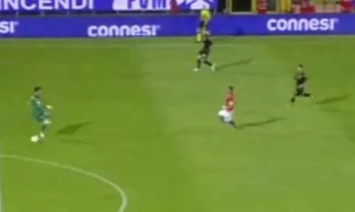 Liscia il pallone e regala il gol: la clamorosa papera di Buffon