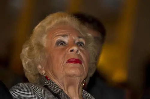 Applausi per il feretro di Donna Assuna Almirante all'arrivo in chiesa
