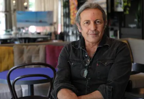 "Sono disperato, mancano camerieri disposti a lavorare la sera"