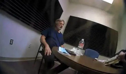 "L'ho girata, l'ho caricata... bang!". I video degli interrogatori di Alec Baldwin