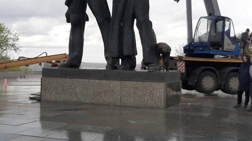 Kiev, "decapita" la statua dell'amicizia tra Ucraina e Russia